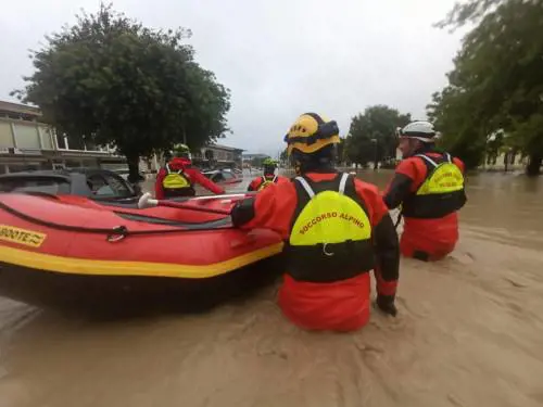 I giovani con pala e stivali. C'è anche il pilota Tsunoda