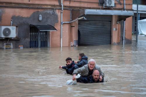 L'anziano portato in spalle, la neonata, l'avvocato: le storie dei sopravvissuti all'alluvione