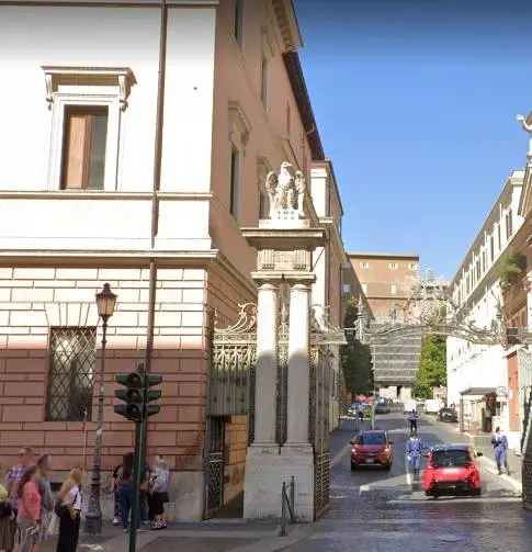 Tenta con un’auto di forzare un varco d’ingresso, terrore in Vaticano. Poi gli spari