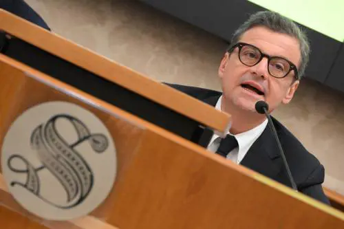 Calenda diserta il Terzo polo, cerca un senatore che lo salvi