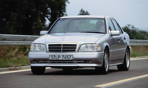 Mercedes Classe C: 30 anni di lusso in formato compatto