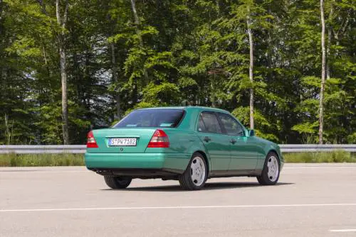 Mercedes Classe C, 30 anni di lusso in formato compatto: guarda le foto