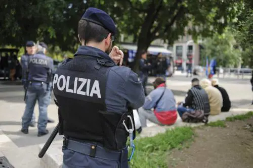 Armi, droga e ricercati nelle stazioni violente. E rapina con il machete