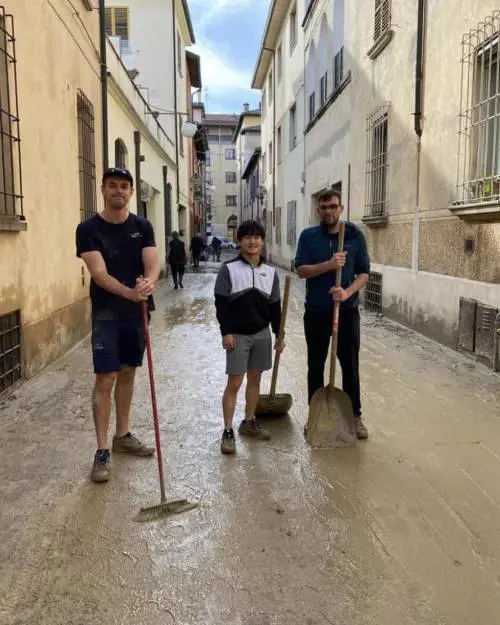Il pilota F1 Yuki Tsunoda spala il fango a Faenza: "Una notte orribile, aiutateci"