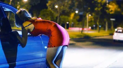 "Sono incinta, mi devi pagare l’aborto". Escort di Roma ricatta un cliente: condannata a un anno