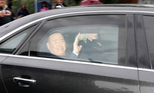 Berlusconi torna a casa: dimesso dopo 44 giorni di ricovero al San Raffaele