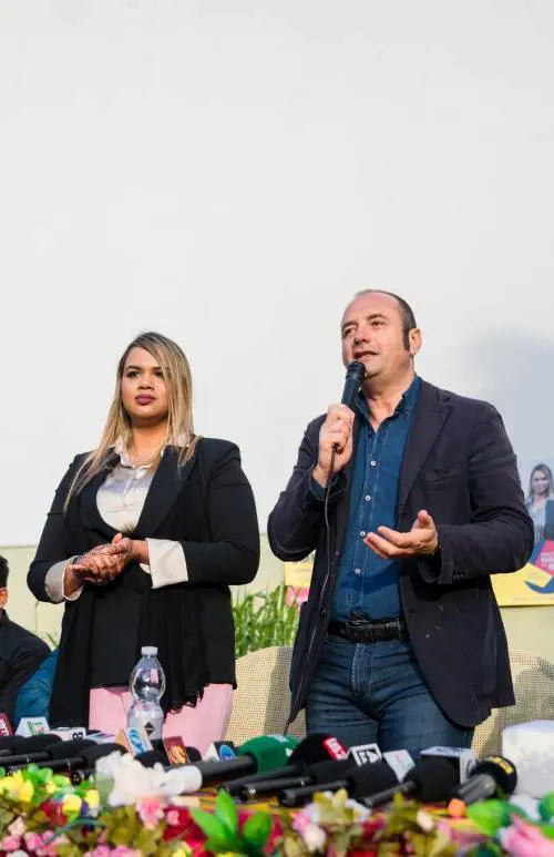 L'aspirante consigliera Jahan, accanto al capolista di "Ancona diamoci del noi" Carlo Pesaresi