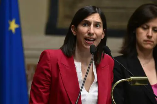 "No all'utero in affitto". Dai riformisti dem lo sgambetto a Schlein