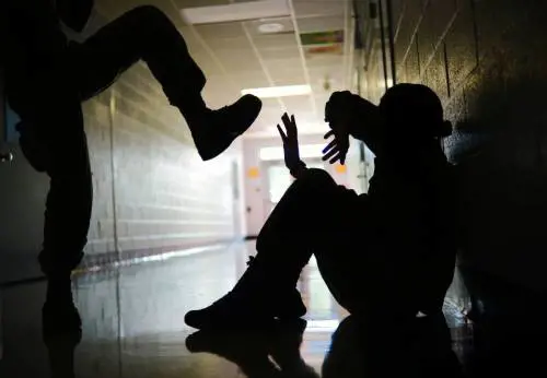 Esibizionisti e violenti: chi sono i minori che stuprano e sparano in cerca di follower