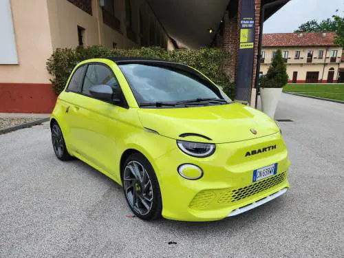 Abarth 500e: la sportiva diventa elettrica, prova in strada e in pista