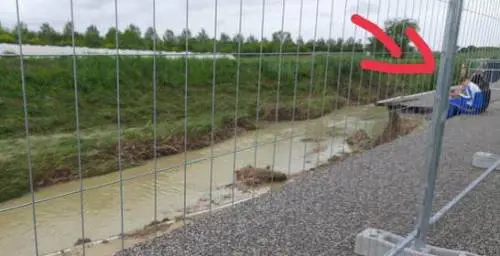 Alcuni dei ragazzi sorpresi oltre le transenne, sul ciglio della strada franata