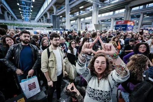 Roccella zittita dagli "attivisti" al Salone del libro "Non conoscete la democrazia"