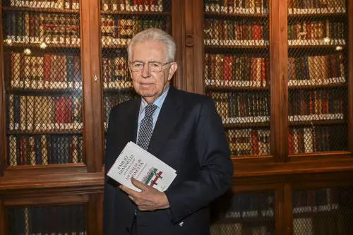 Monti a braccetto con Schlein: "Meloni? No alleanze coi nazionalisti"