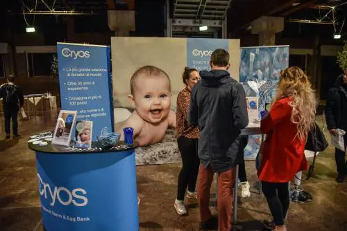 Alla fiera della fertilità consigli per gli acquisti. "Se non diventi mamma ti rimborsiamo i soldi"