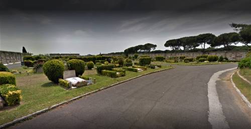Smantellati mausolei abusivi rom al cimitero: botte contro i dipendenti