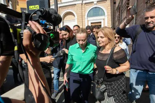 "È bello quello che fate". L'abbraccio della Meloni ai volontari della Romagna