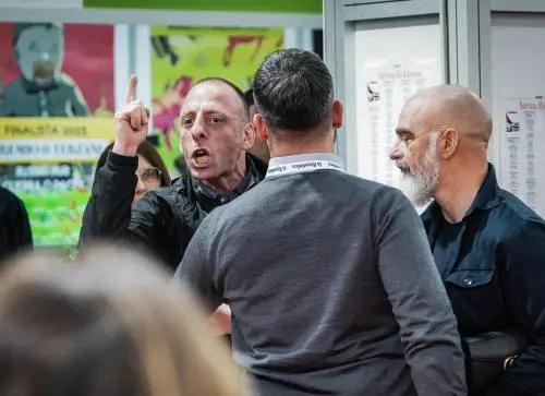 "Avete mentito alla popolazione", Antonella Viola contestata da un no vax alla Fiera del Libro