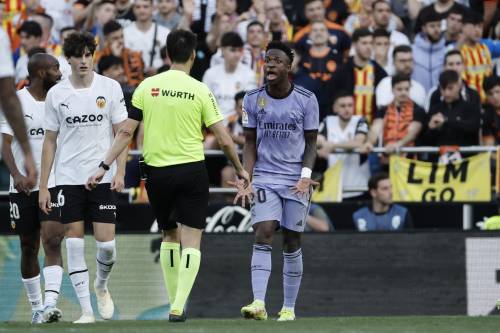 Vinicius, vittima di insulti razzisti e gara sospesa: succede di tutto in Valencia-Real Madrid