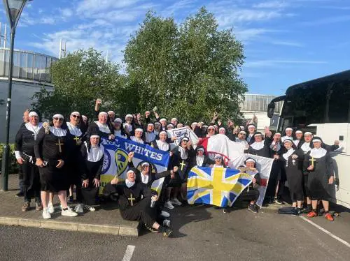 Tifosi del Leeds vestiti da suore per il miracolo: perdono 3 a 1