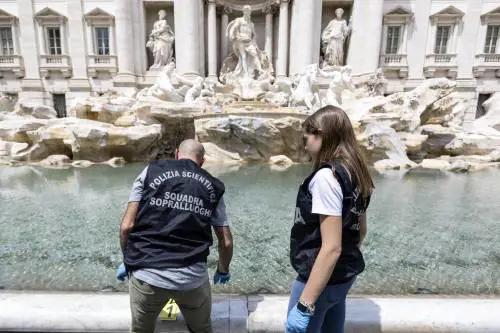 Roma, blitz alla Fontana di Trevi: ecco quanto costa il raid di Ultima Generazione