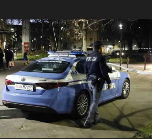 Tenta di rapire un bambino seguita e bloccata dal papà