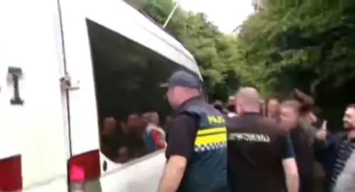 Lancio di uova e contestazioni: salta la festa di nozze della figlia di Lavrov