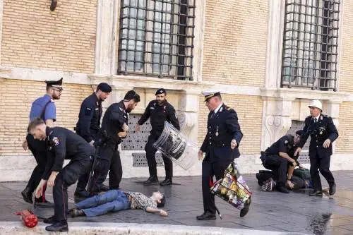 Gli ecovandali in azione per imbrattare il Senato. Portati via dagli agenti
