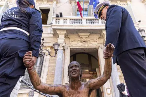 Taniche e pozze di fango: contro il Senato la follia delle eco-vandale nude