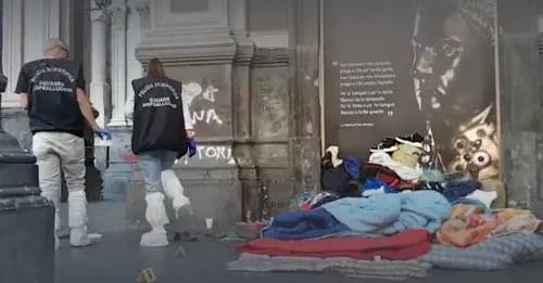 Napoli, vigile preso a sprangate da clochard africano: rischia il linciaggio della folla