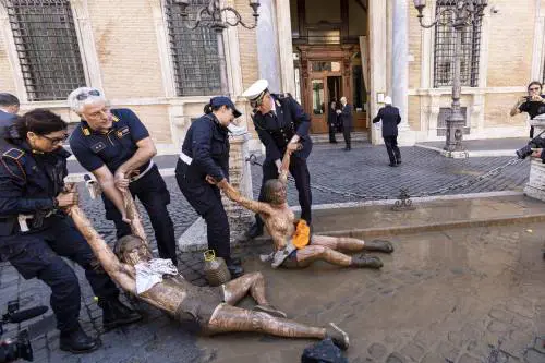 Tutte le volte che il Pd ha giustificato gli eco-vandali