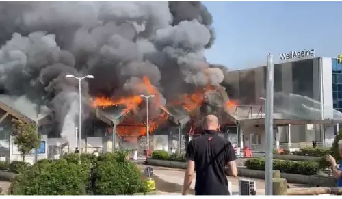 Un rogo è divampato all'interno di un magazzino dell'ex negozio Obi collegato al centro commerciale Le Vele di Desenzano del Garda, nel Bresciano
