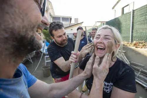 Trovato un corpo a Lugo, è la quindicesima vittima. Gli sposi nel fango, Simone spala in sedia a rotelle