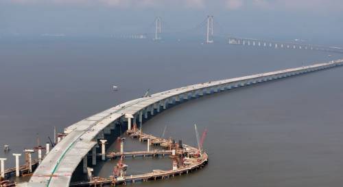Ponti e isole artificiali: la strategia delle "mega infrastrutture" della Cina