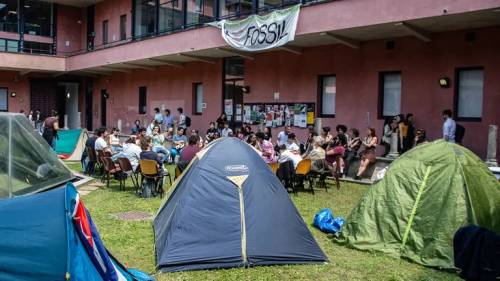 Gli studenti che hanno occupato l'Università Statale di Milano per protesta contro i combustibili fossili (Foto: Davide Canella)