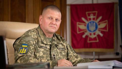 "Lo ha licenziato". La mossa di Zelensky contro il capo dell'esercito: cosa succede in Ucraina