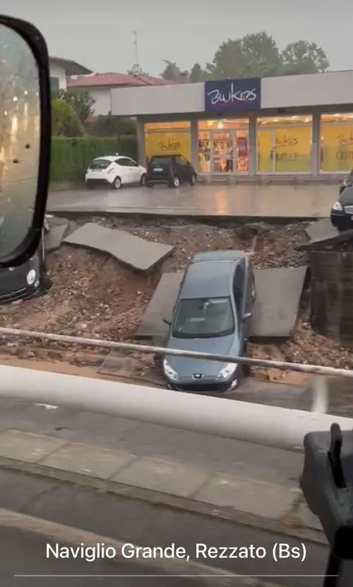 Maltempo a Brescia: frana l'argine del Naviglio grande