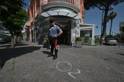 Spari sul bar, grave bimba. "Era lì solo per un gelato"