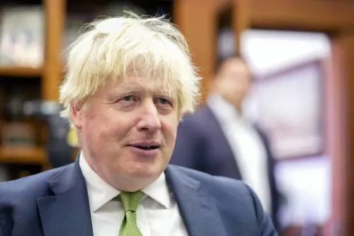 Covid, nel 2021 Boris Johnson preparò un "raid" per sequestrare all'Olanda i vaccini Astrazeneca