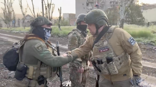 Prigozhin stringe le mani dei mercenari a Bakhmut: "Ritiro in corso"