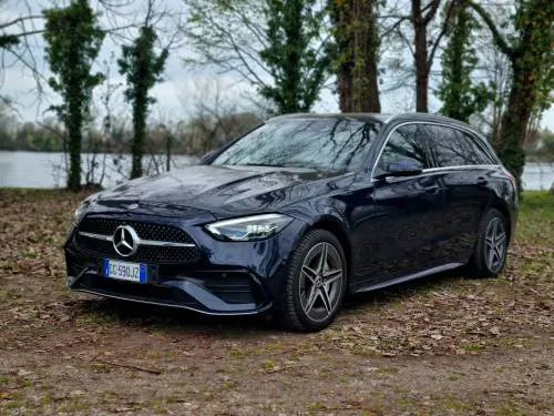 Mercedes Classe C 300e, plug-in fino a 100 km in elettrico e tanto spazio a bordo 