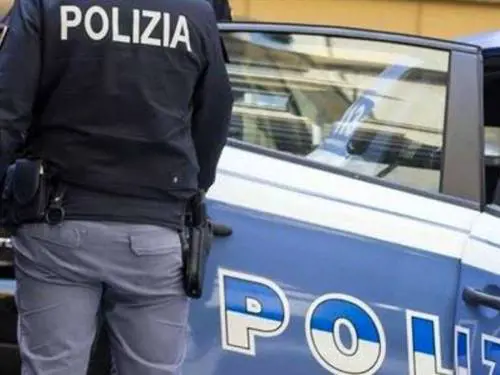 Prende il sole in terrazza, notato dai poliziotti. Latitante straniero in manette