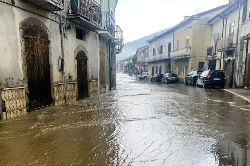Bomba d'acqua nell'Avellinese. Un uomo travolto dalla sua macchina