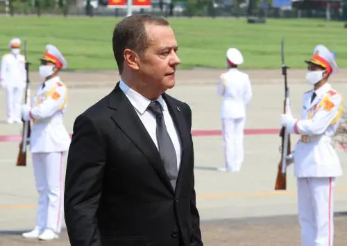 "Eliminare fisicamente Zelensky...": la risposta di Medvedev ai droni sul Cremlino