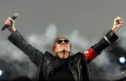 "Si è travestito da nazista". Indagato Roger Waters in Germania