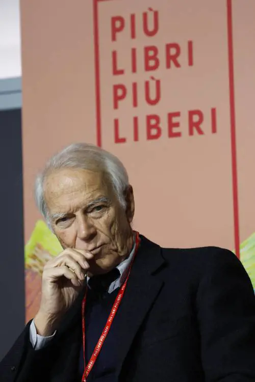 Levi si dimette dalla Fiera del libro di Francoforte. Quella gaffe su Rovelli e le polemiche sul figlio 