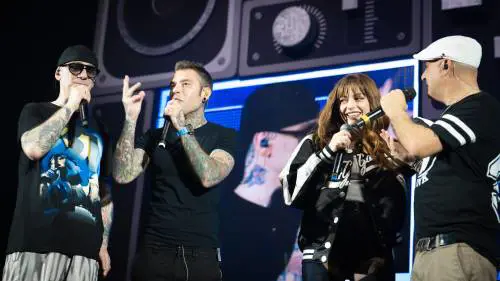 "Inizia la nuova vita degli Articolo 31 tra rap di periferia e tormentoni estivi"