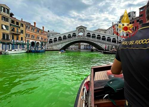 A Venezia l'acqua del Canal Grande diventa verde fluo: le immagini
