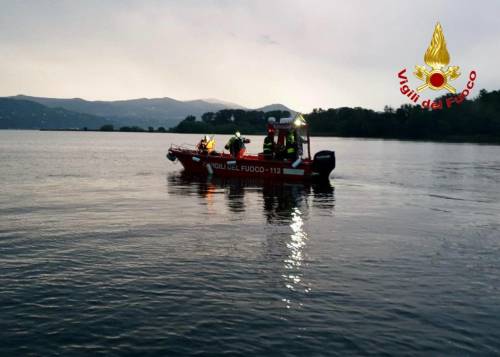 Paura sul Lago Maggiore, barca si ribalta causa maltempo: un morto e 3 dispersi