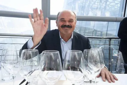 "Vorrei conoscere Berlusconi. Vizi? Cibo, amore e cotton fioc"