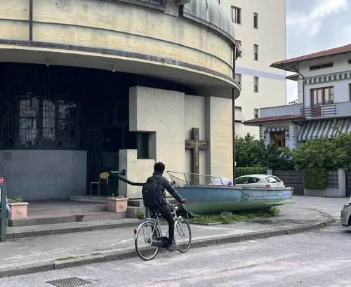 La barca posta davanti alla chiesa di Vicofaro
